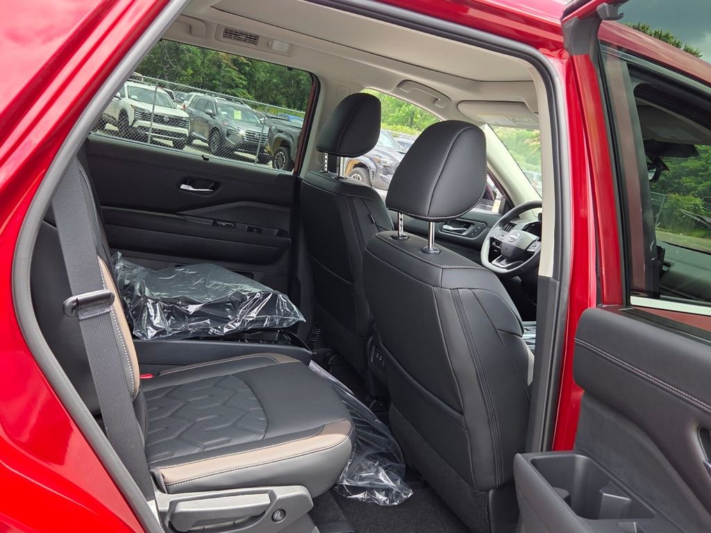 New 2026 Nissan Pathfinder Platinum FWD image 12
