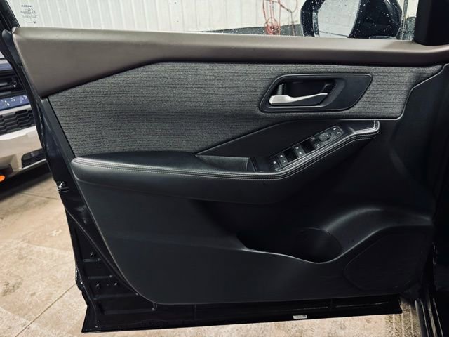 Used 2023 Nissan Rogue SV image 11