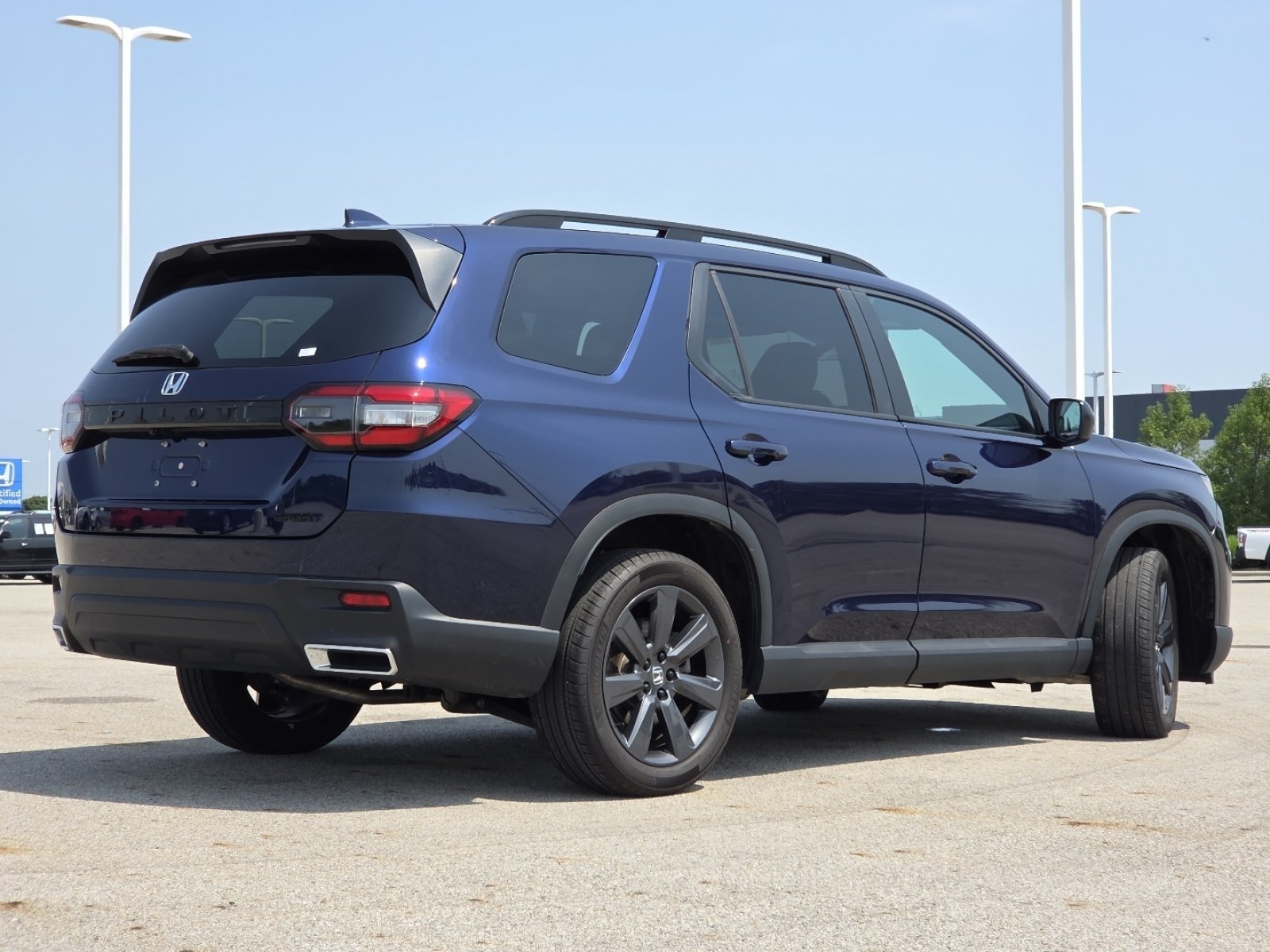 Used 2025 Honda Pilot Sport image 17