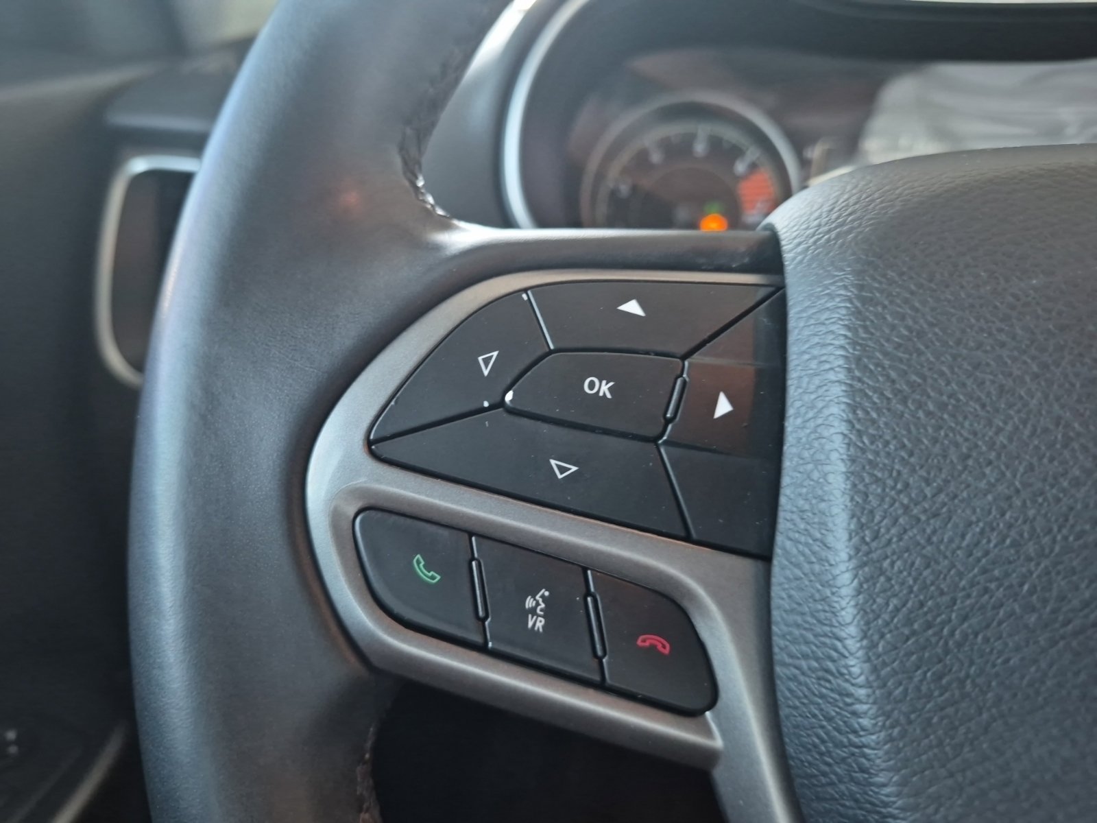 Used 2019 Jeep Cherokee Latitude Plus w/ Comfort/Convenience Group FWD image 12