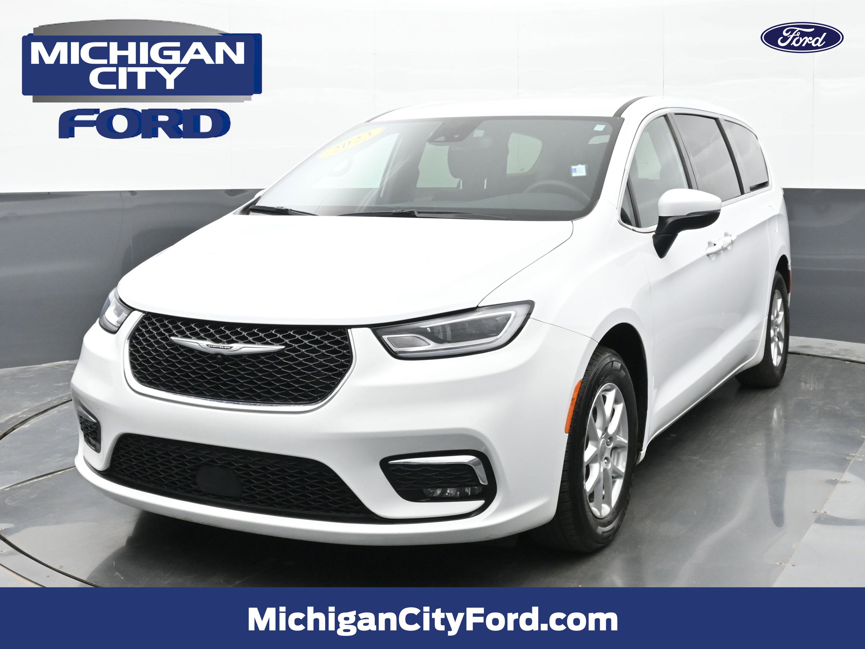 Used 2023 Chrysler Pacifica Touring FWD image 1