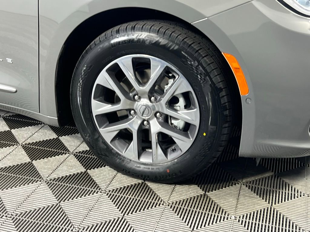 Used 2023 Chrysler Pacifica Pinnacle image 7