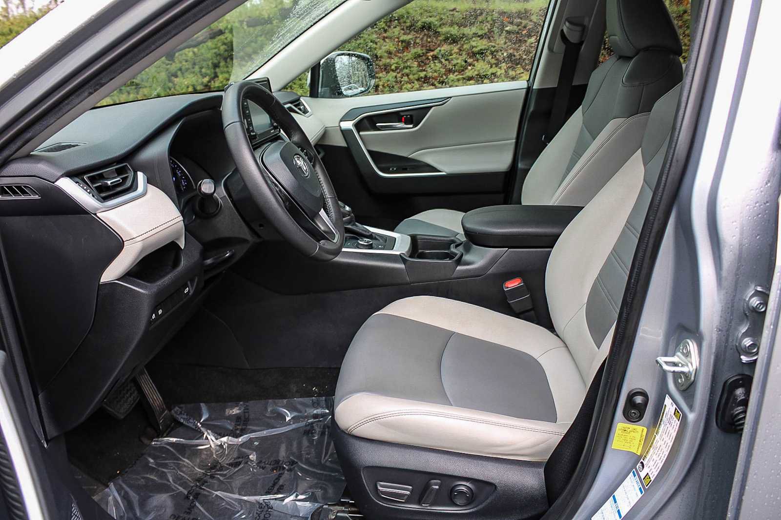 Used 2021 Toyota RAV4 XLE Premium w/ Carpet Mat Package (TMS) image 17