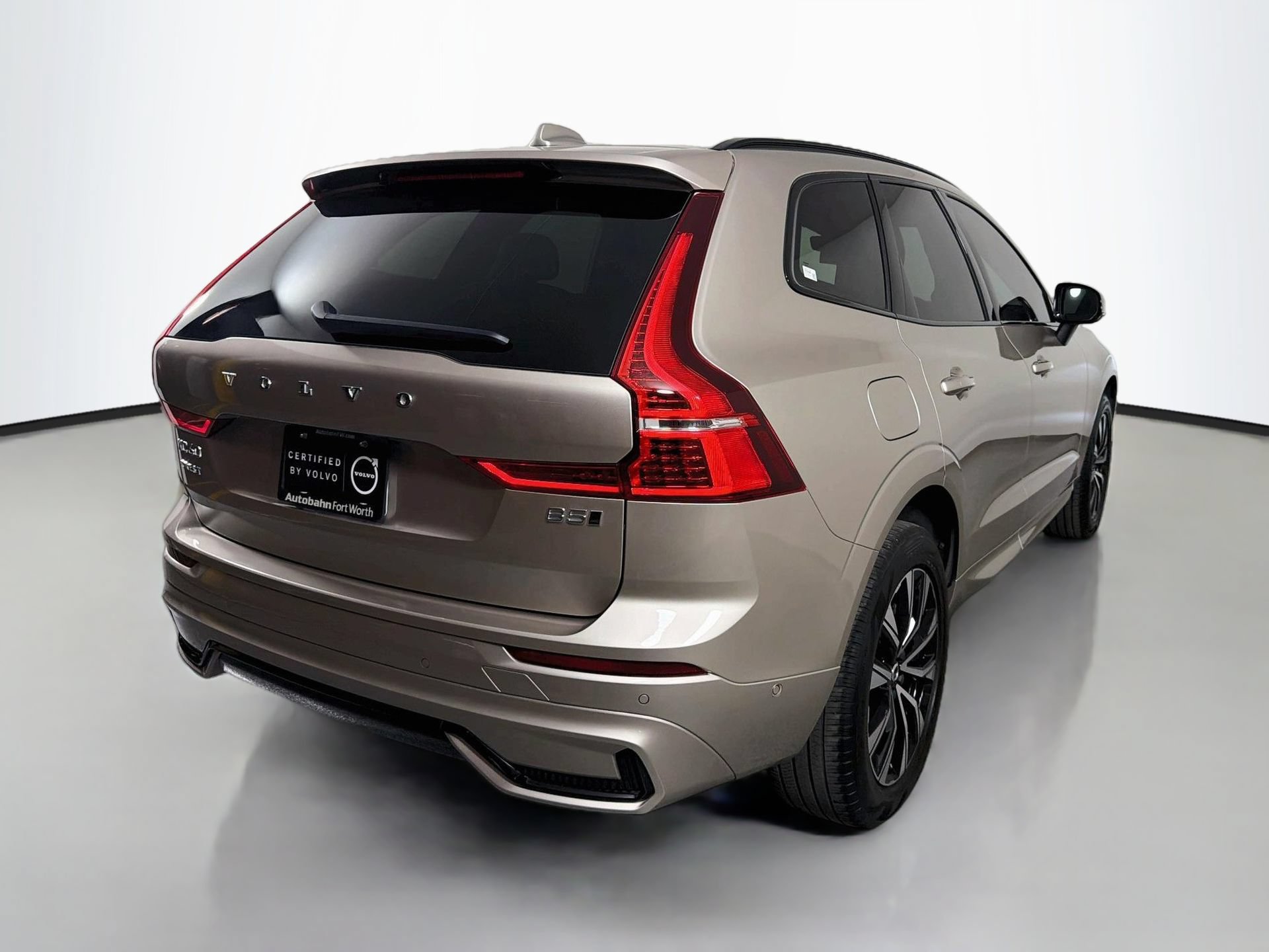 Certified 2024 Volvo XC60 B5 Plus AWD/4WD image 6