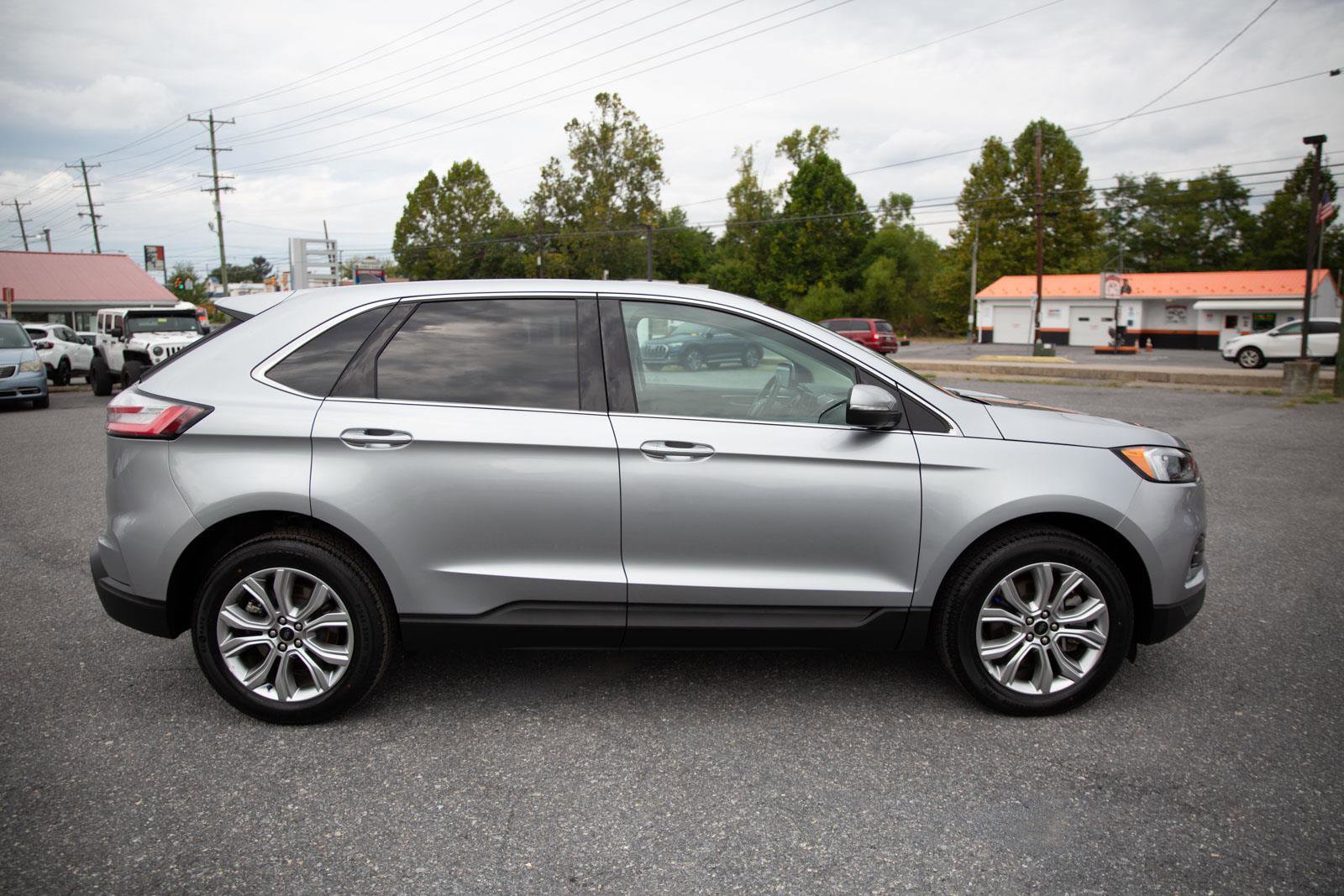 Used 2024 Ford Edge Titanium image 2