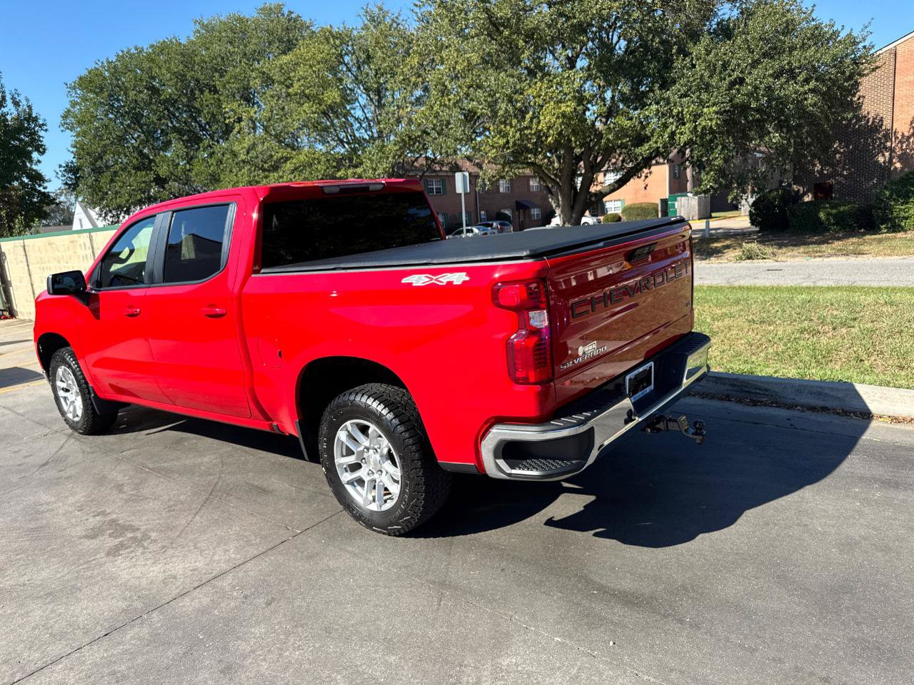 Used 2022 Chevrolet Silverado 1500 LT AWD/4WD image 4