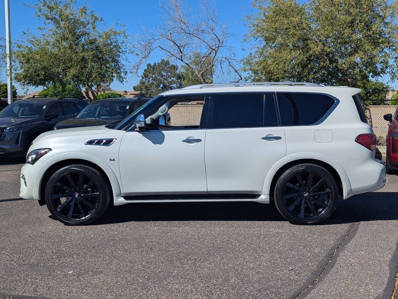 Used 2016 INFINITI QX80 2WD w/ Deluxe Technology Package image 3