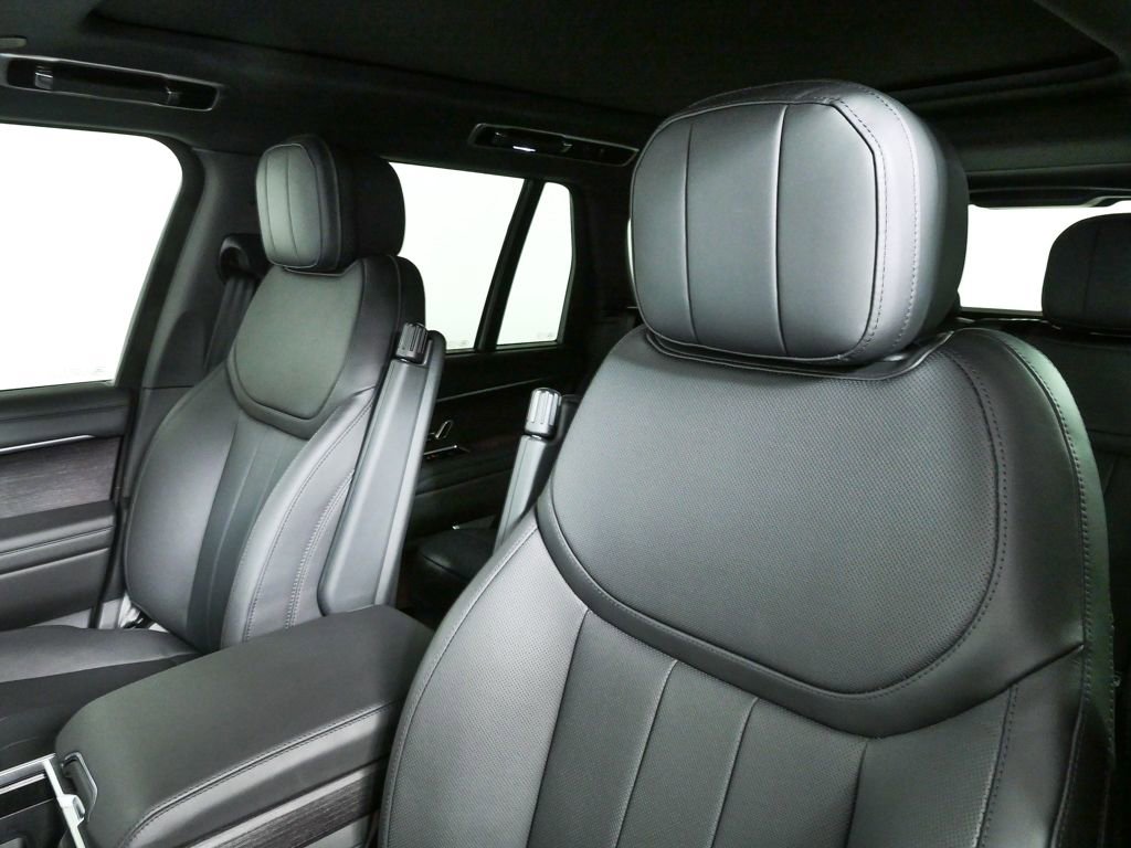 Used 2025 Land Rover Range Rover SE AWD/4WD image 5