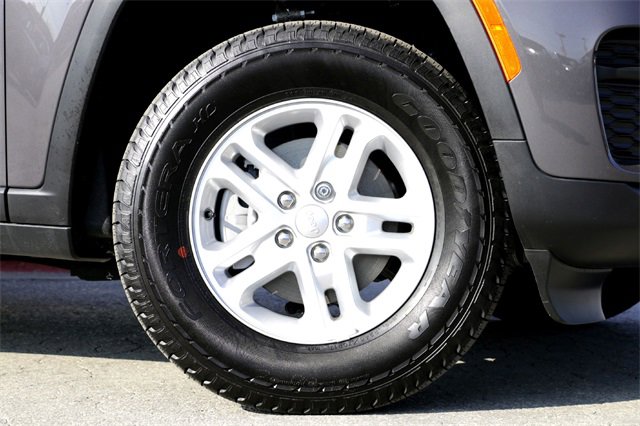 Used 2025 Jeep Grand Cherokee Laredo image 2