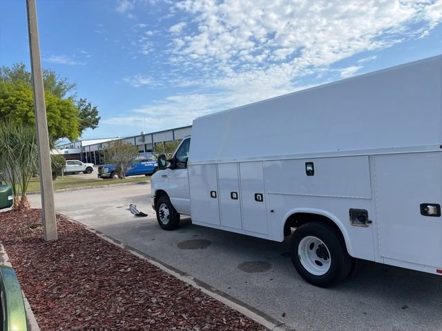 Used 2023 Ford E-450 and Econoline 450 Super Duty w/ Power Windows & Locks Group RWD image 7