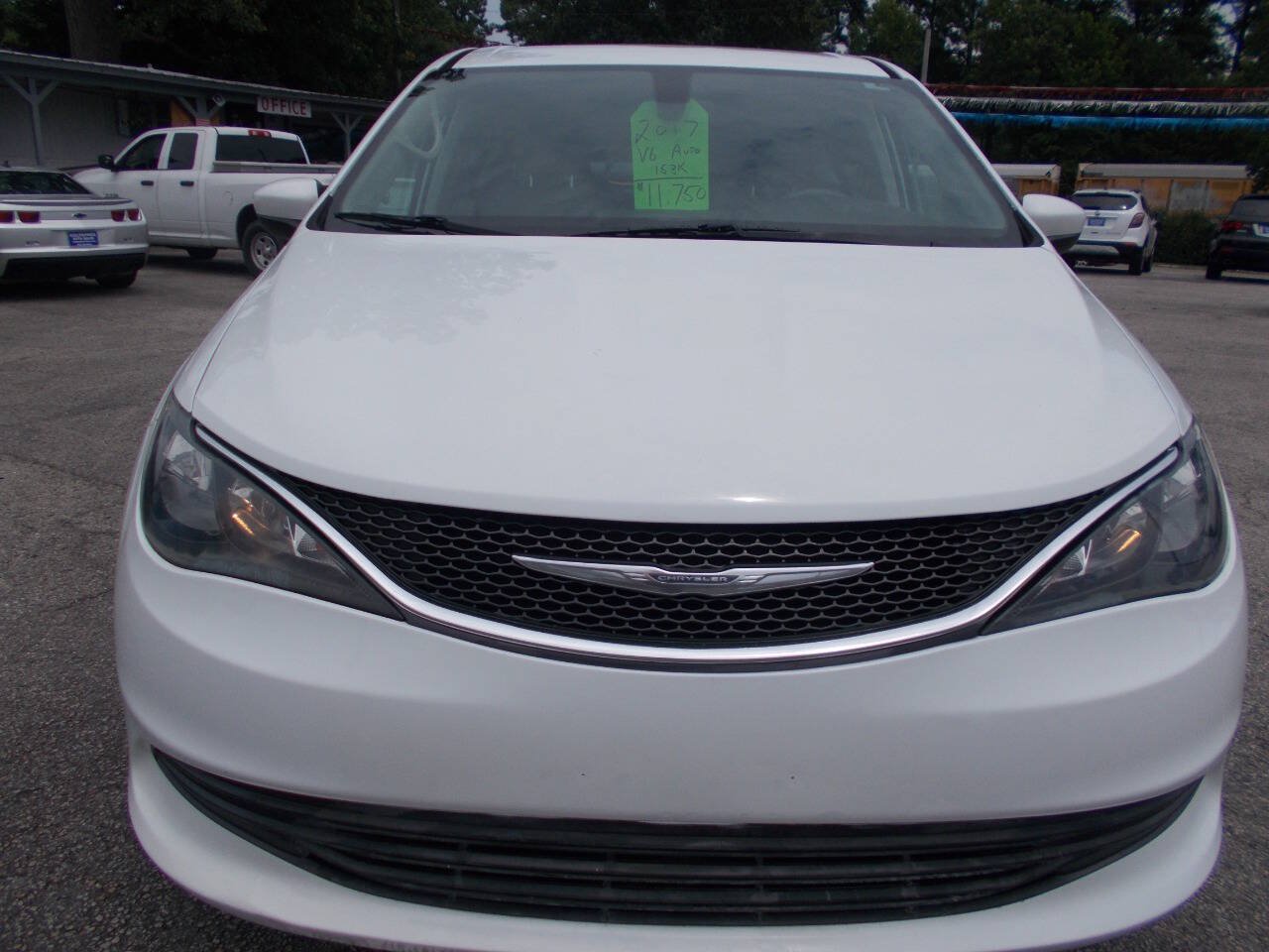Used 2017 Chrysler Pacifica Touring FWD image 2