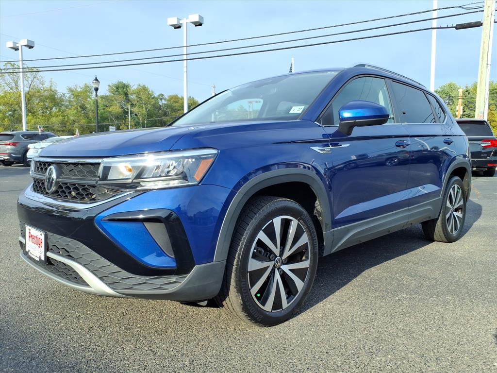 Used 2022 Volkswagen Taos SE w/ Panoramic Sunroof Package image 3