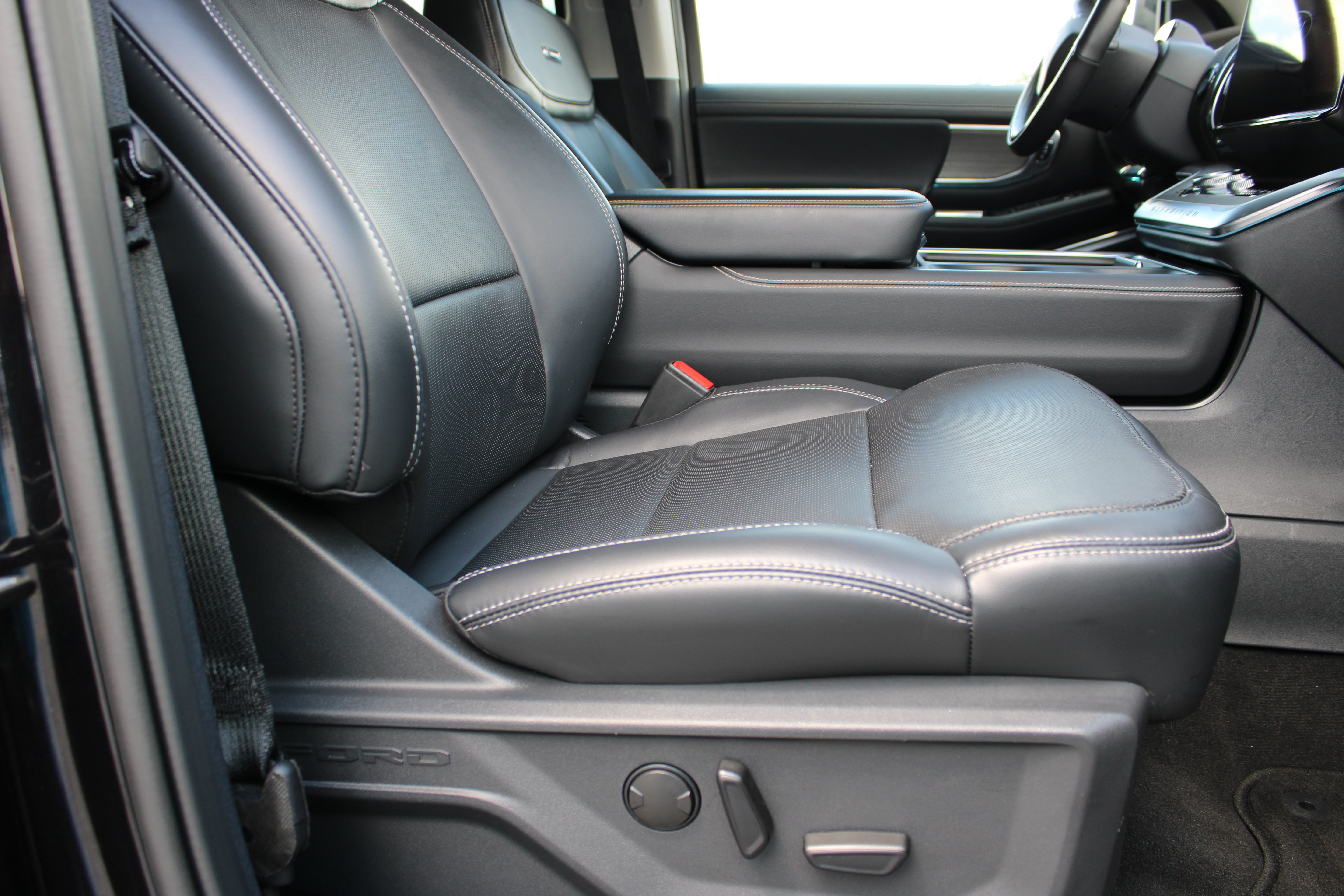 Used 2025 Ford Expedition Platinum AWD/4WD image 19