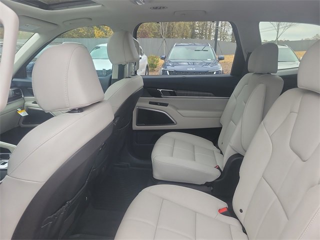 Certified 2025 Kia Telluride EX w/ EX Captain's Chair Package image 12