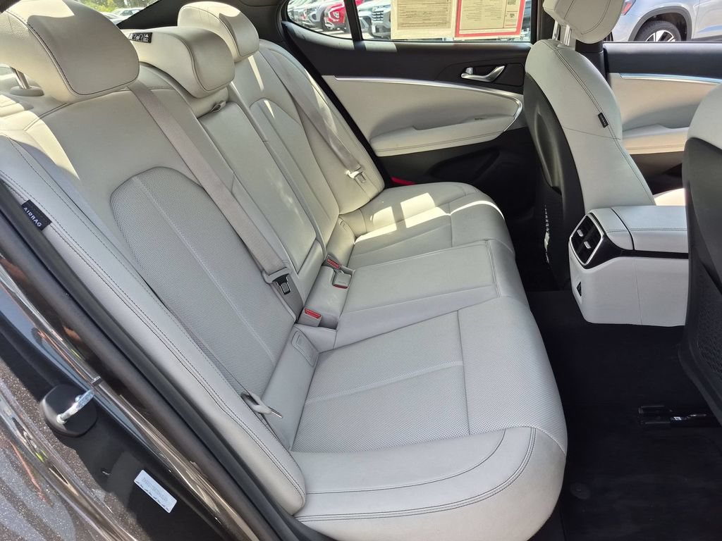 Used 2025 Genesis G70 2.5T RWD image 30