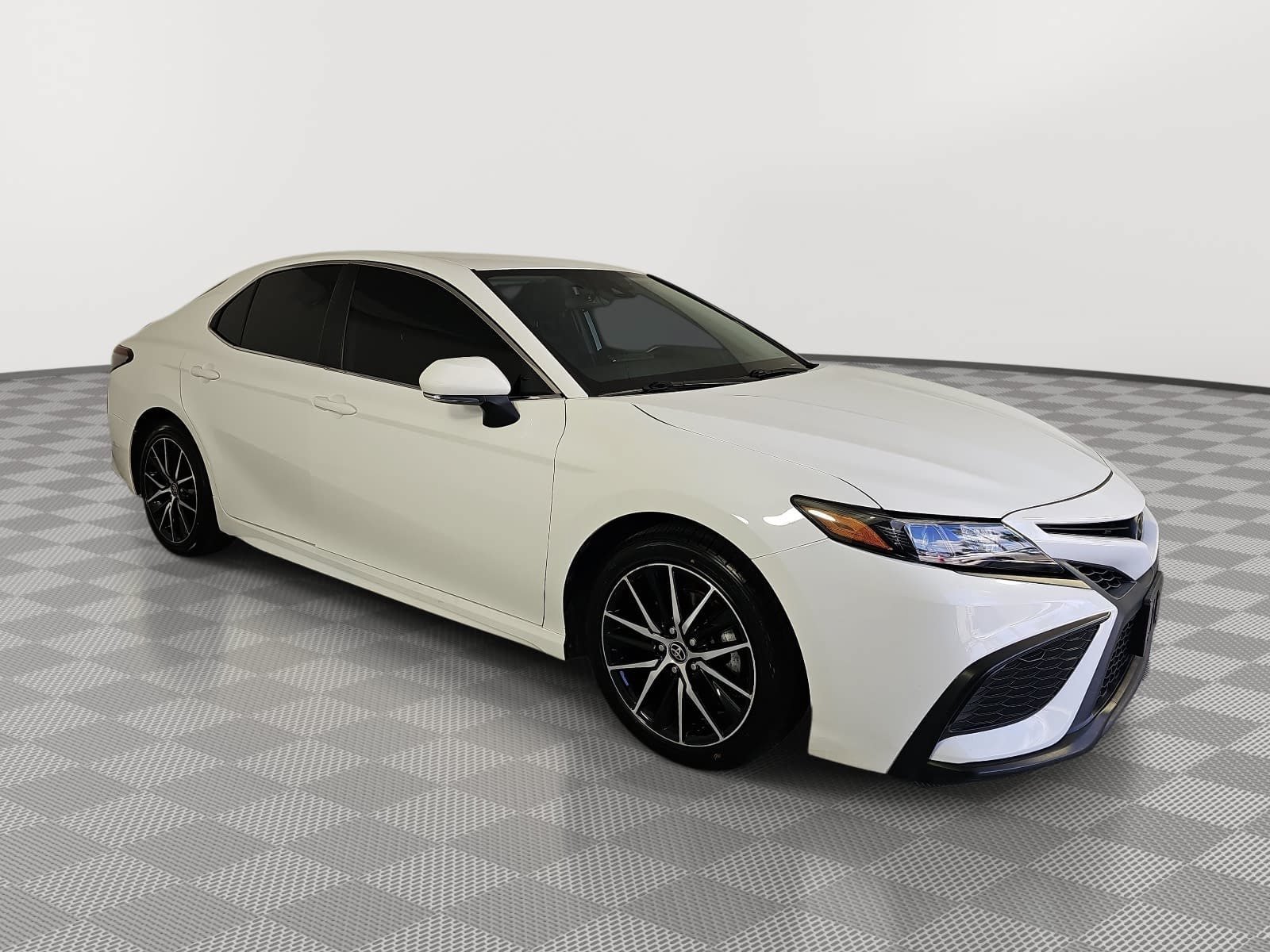 Used 2023 Toyota Camry SE FWD image 2