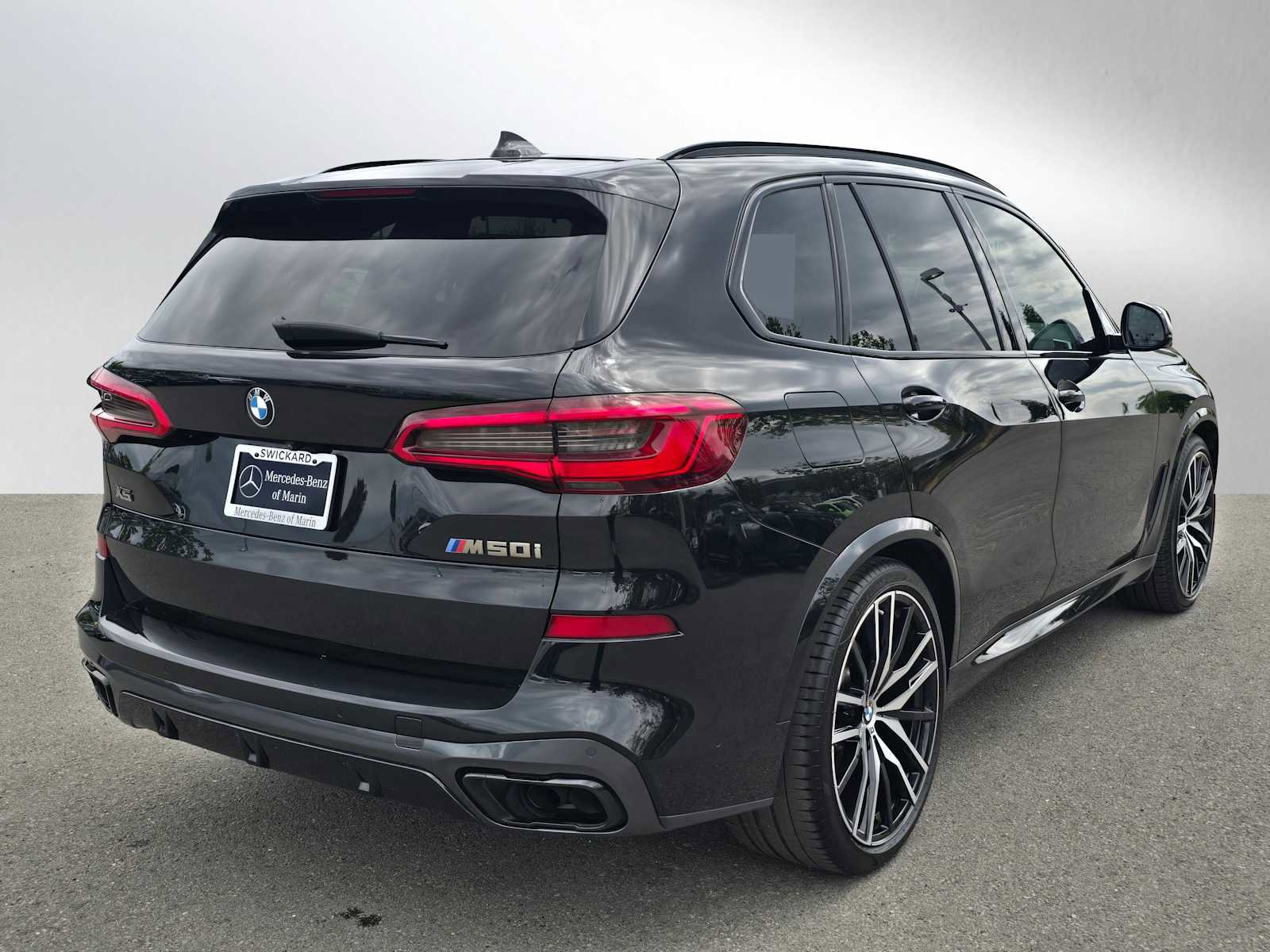 Used 2020 BMW X5 M50i w/ Executive Package image 3