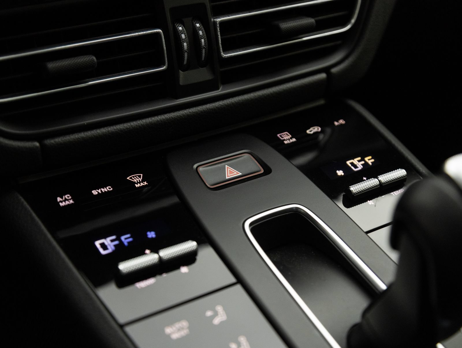Certified 2023 Porsche Macan AWD/4WD image 25