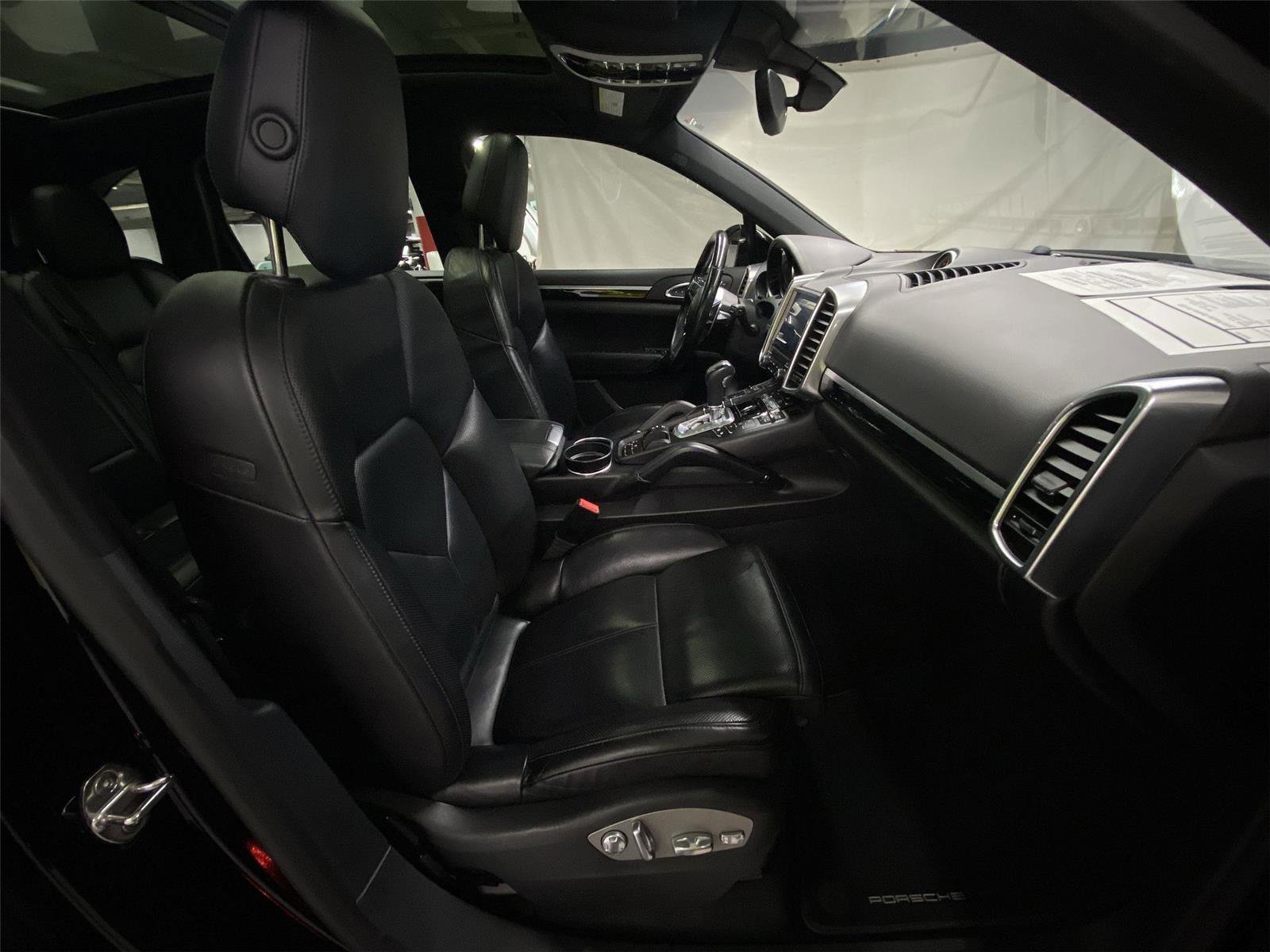 Used 2018 Porsche Cayenne image 30
