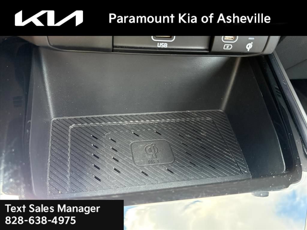 Certified 2025 Kia Niro FWD image 16