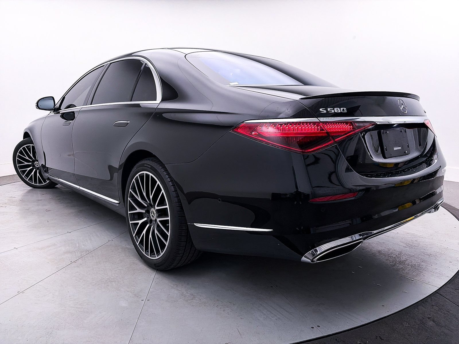Used 2024 Mercedes-Benz S 580 4MATIC Sedan image 2