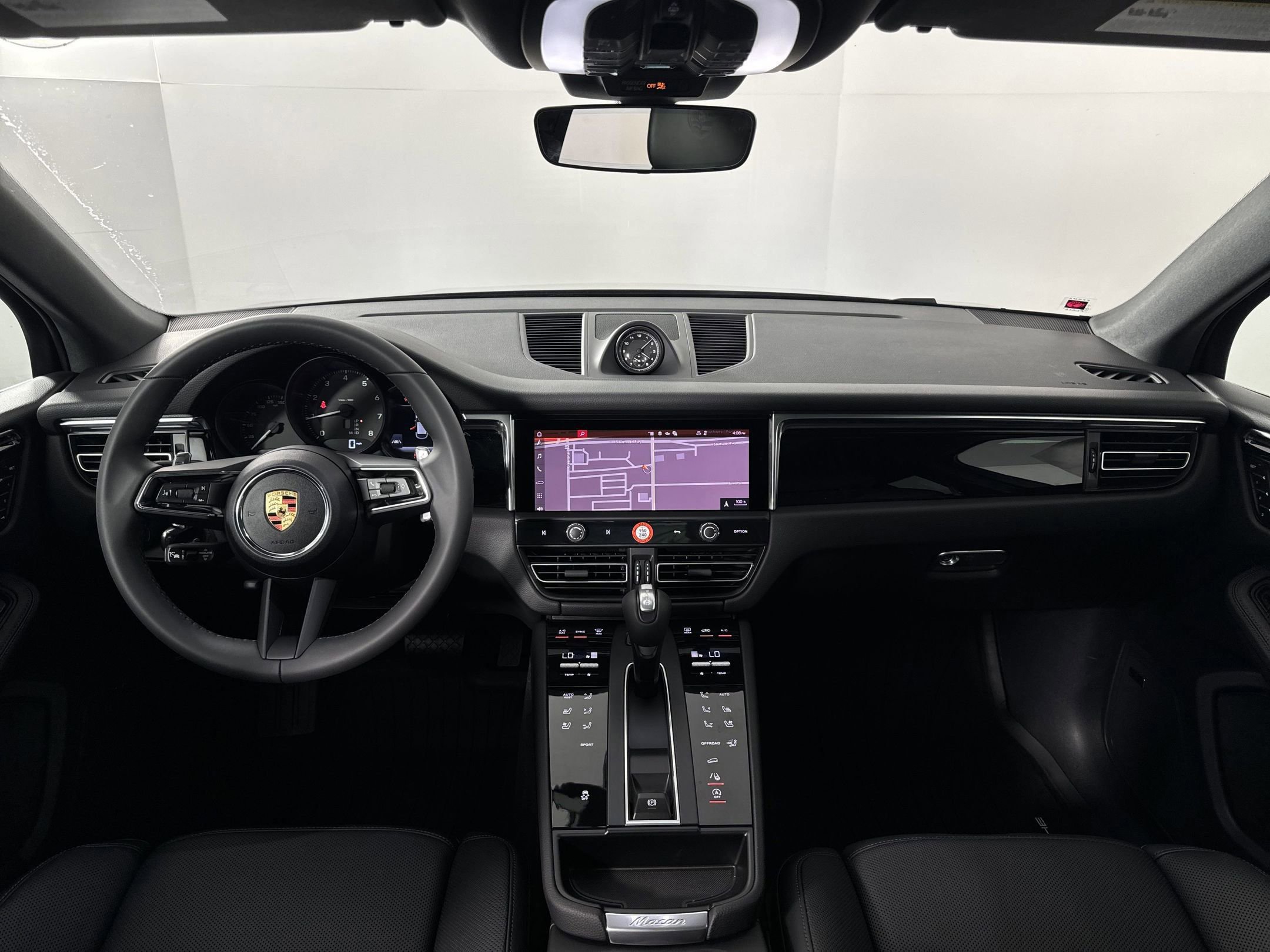 Certified 2025 Porsche Macan image 17