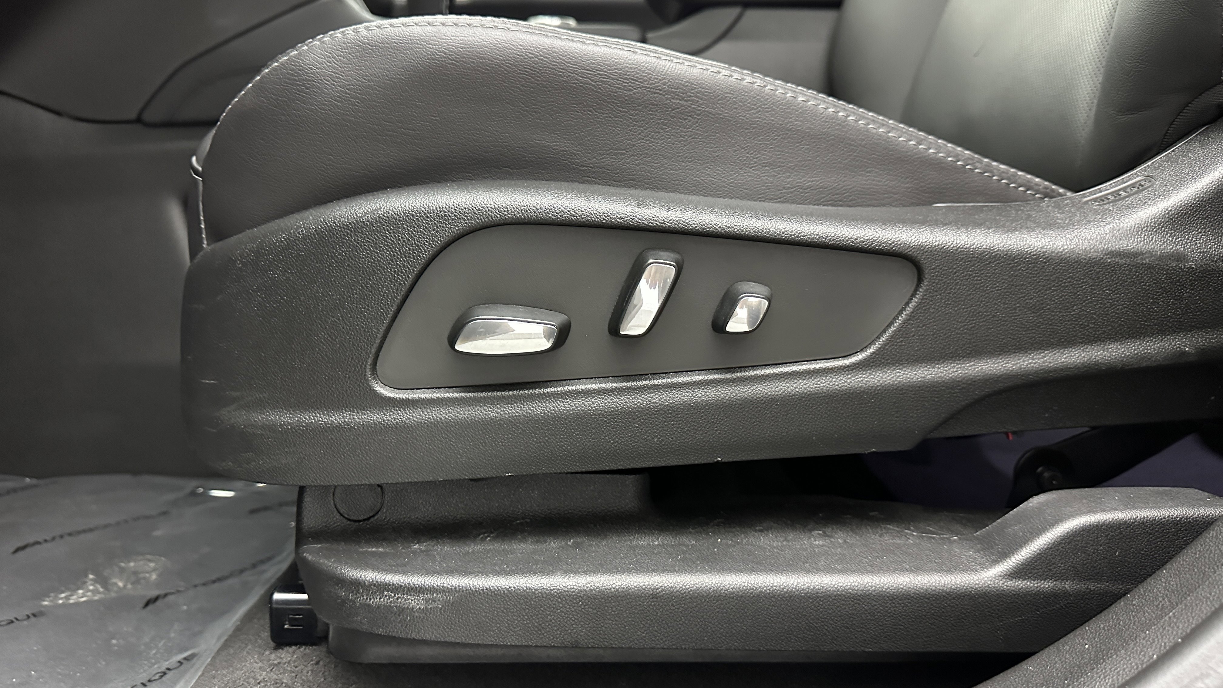 Used 2025 Cadillac XT5 Premium Luxury image 13