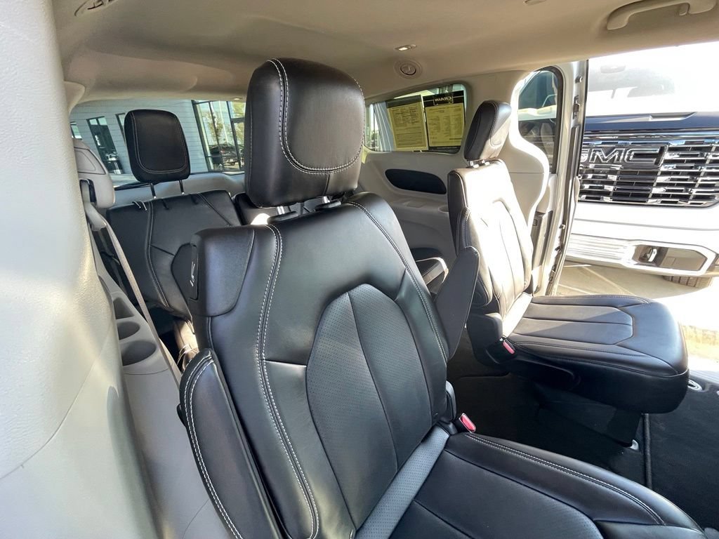 Used 2024 Chrysler Pacifica Touring-L FWD image 26