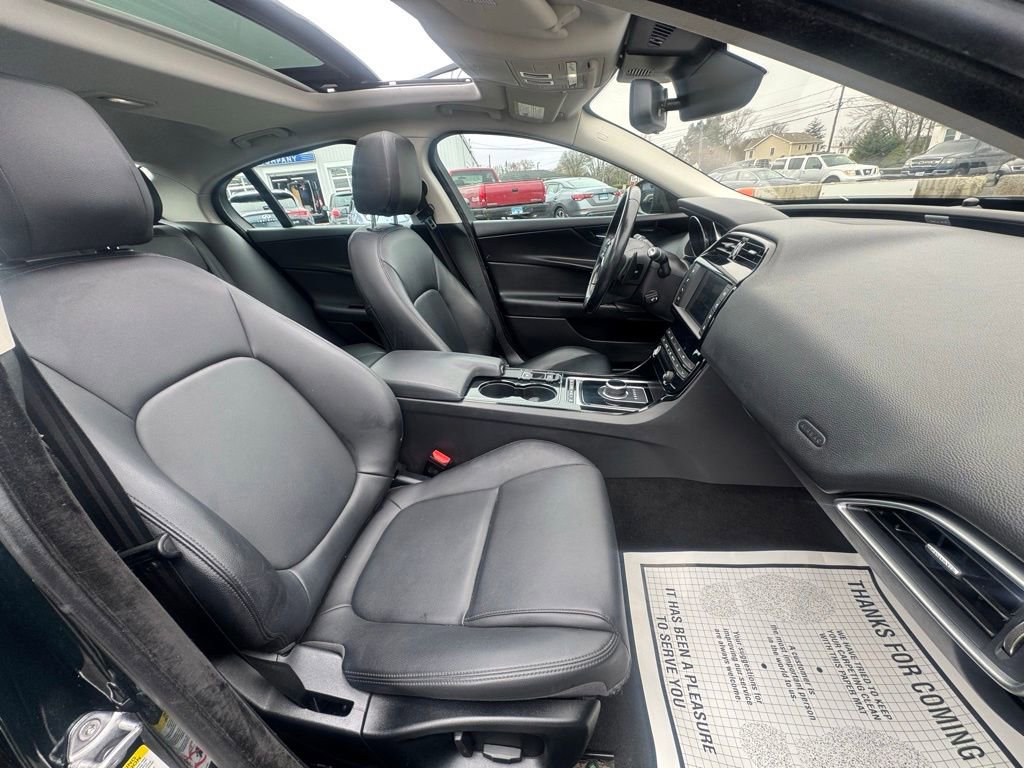 Used 2017 Jaguar XE Premium image 20