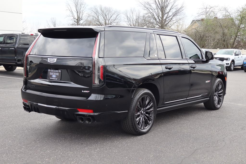 Used 2024 Cadillac Escalade ESV V w/ LPO, ONYX Package AWD/4WD image 3