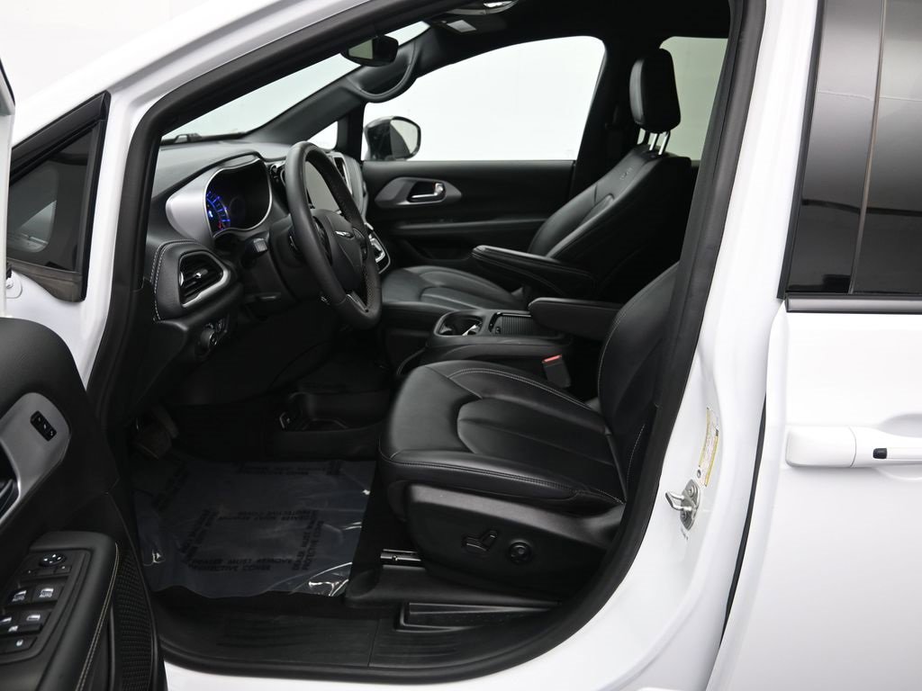 Used 2024 Chrysler Pacifica Select image 12