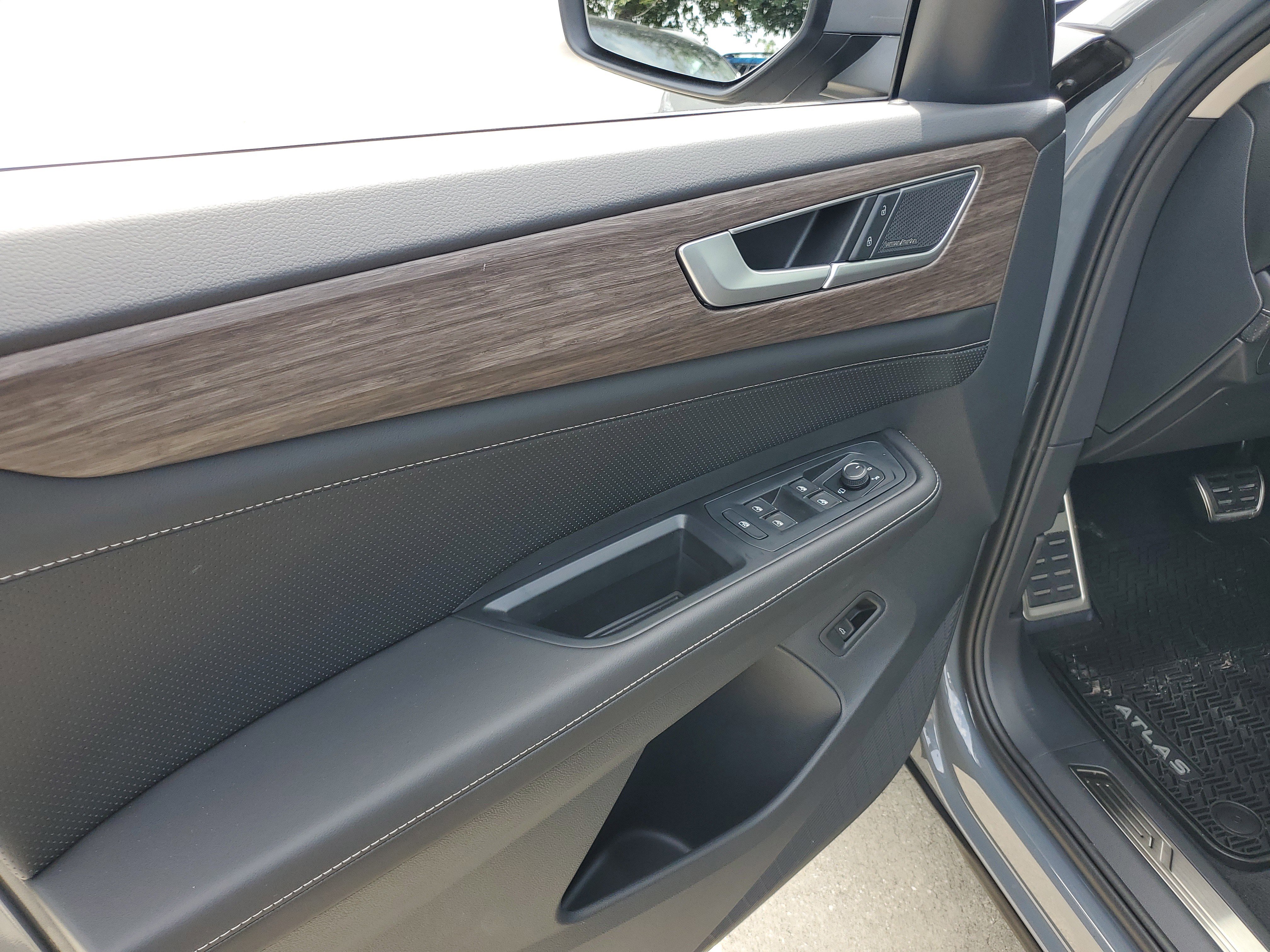 New 2025 Volkswagen Atlas SEL Premium R-Line image 15
