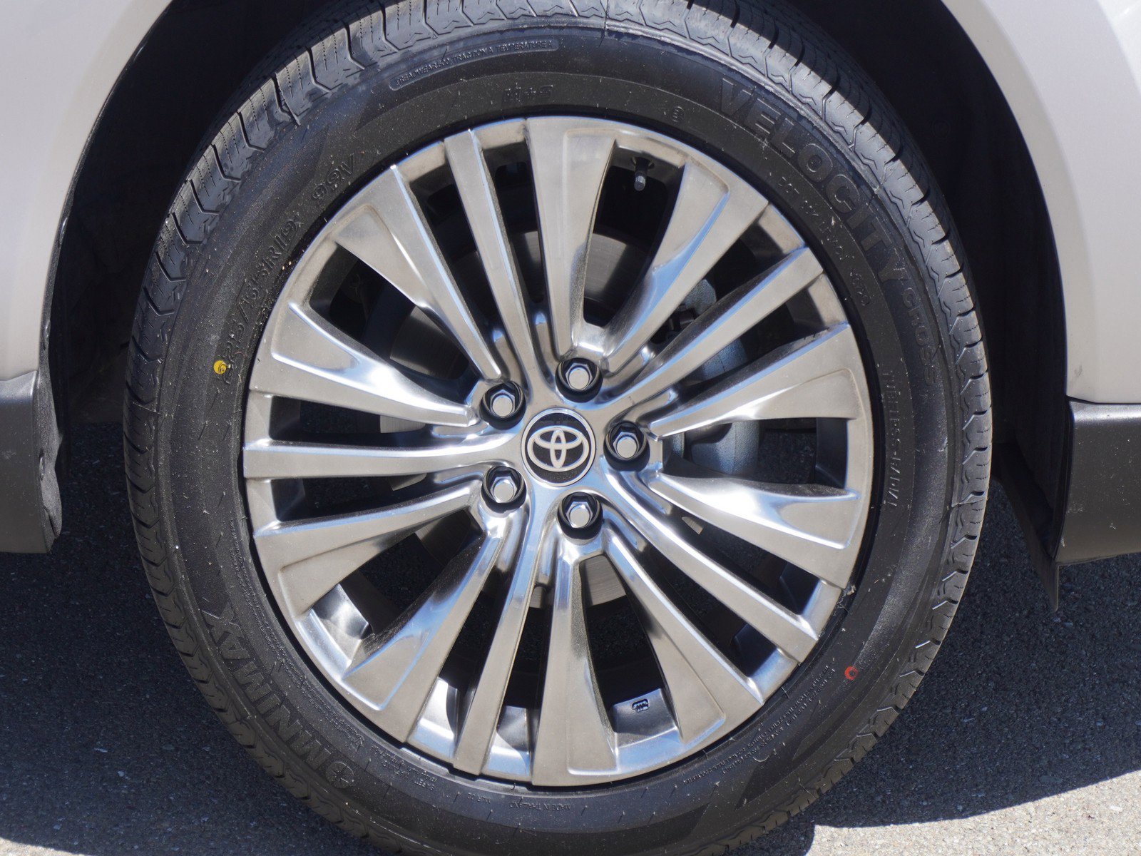 Used 2023 Toyota Venza XLE AWD/4WD image 5