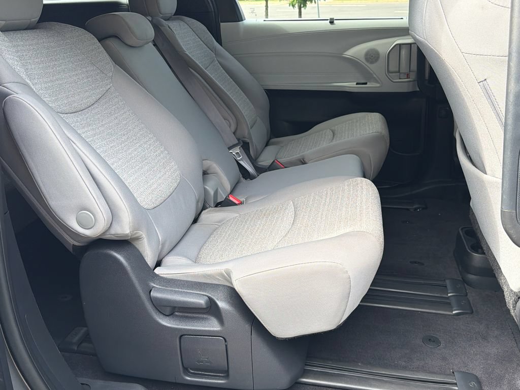 Used 2025 Toyota Sienna LE FWD image 12