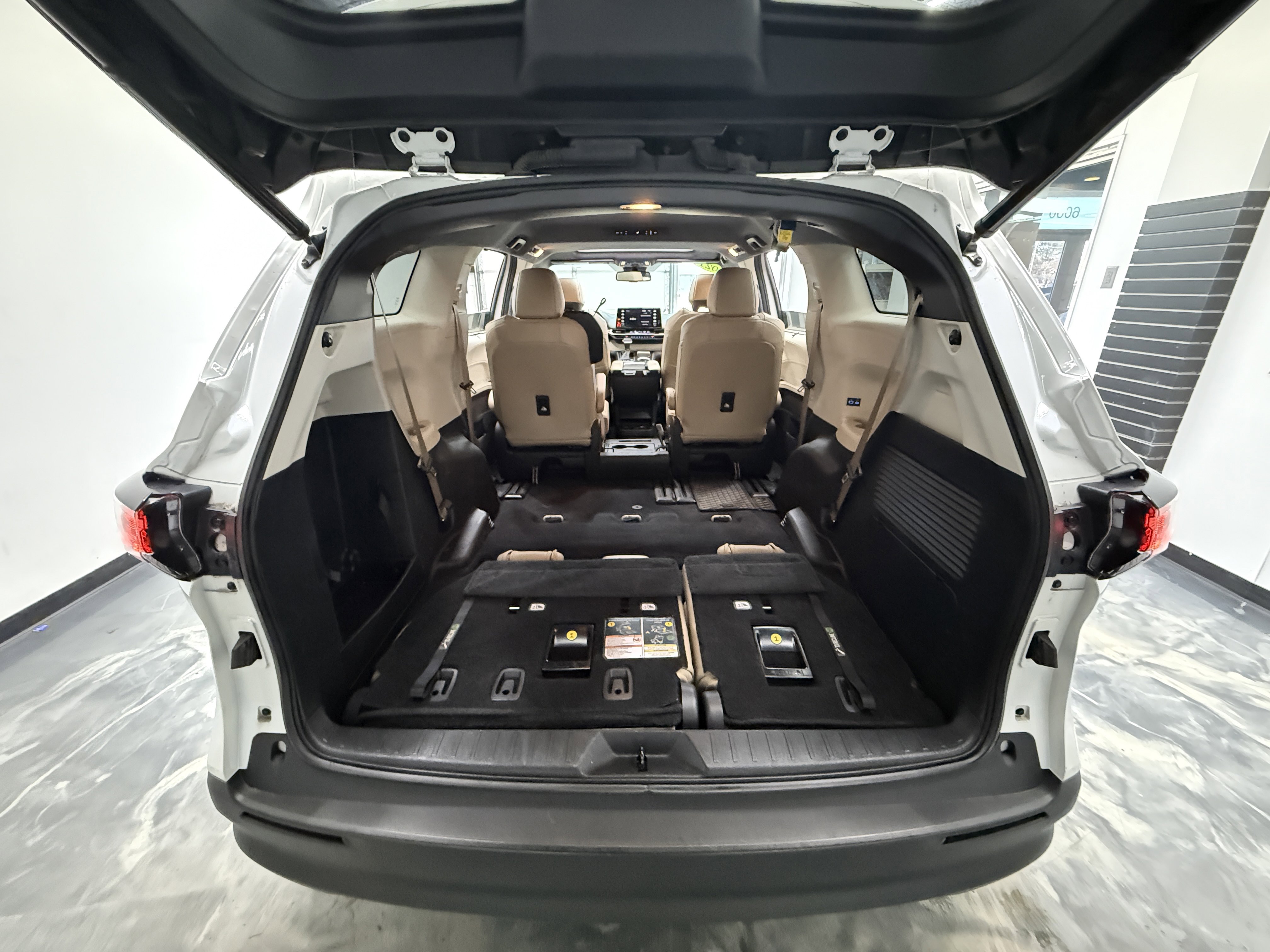 Used 2021 Toyota Sienna XLE image 28