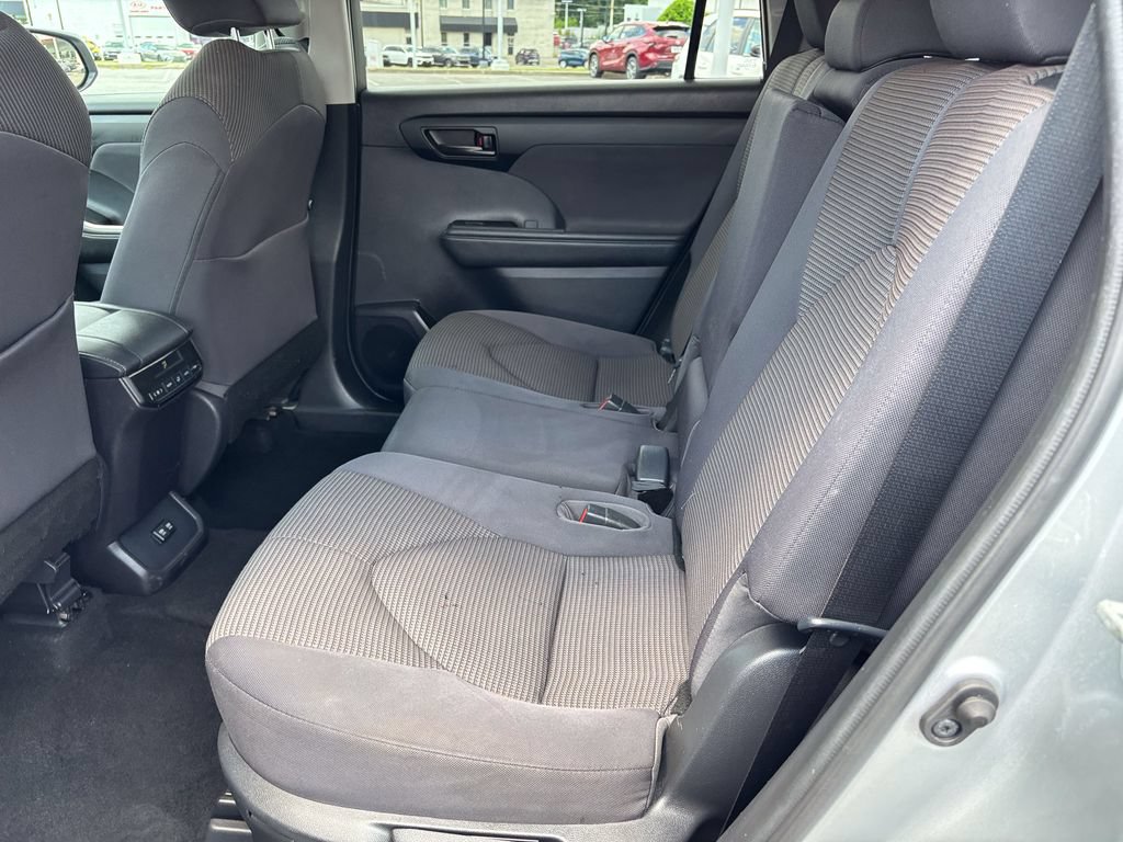Used 2021 Toyota Highlander LE AWD/4WD image 44
