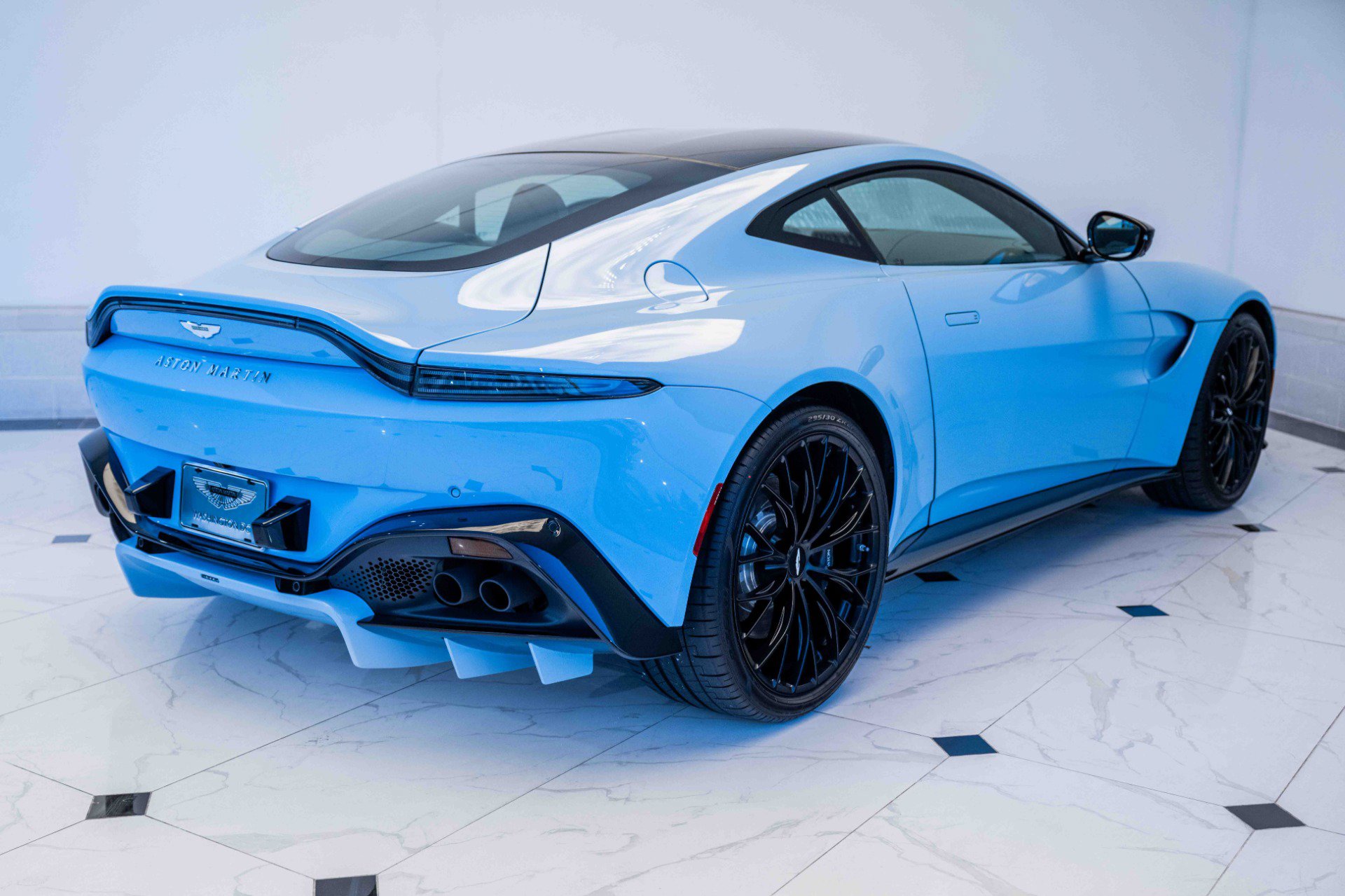 Used 2023 Aston Martin V8 Vantage Coupe RWD image 36