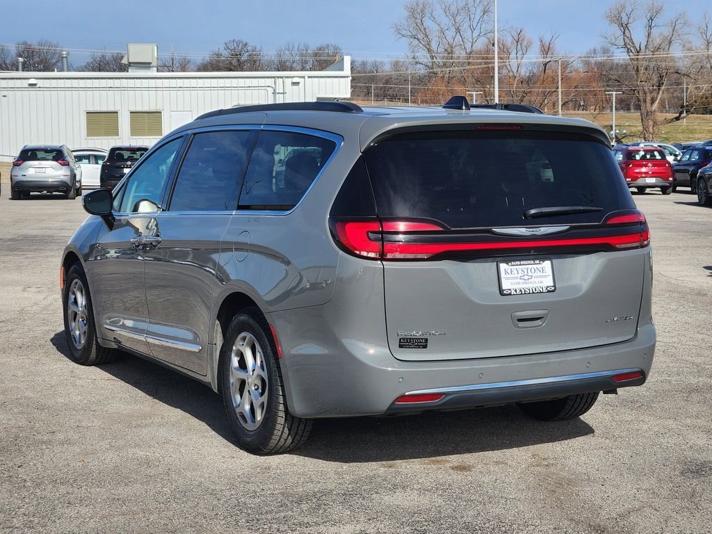 Used 2023 Chrysler Pacifica Limited image 7
