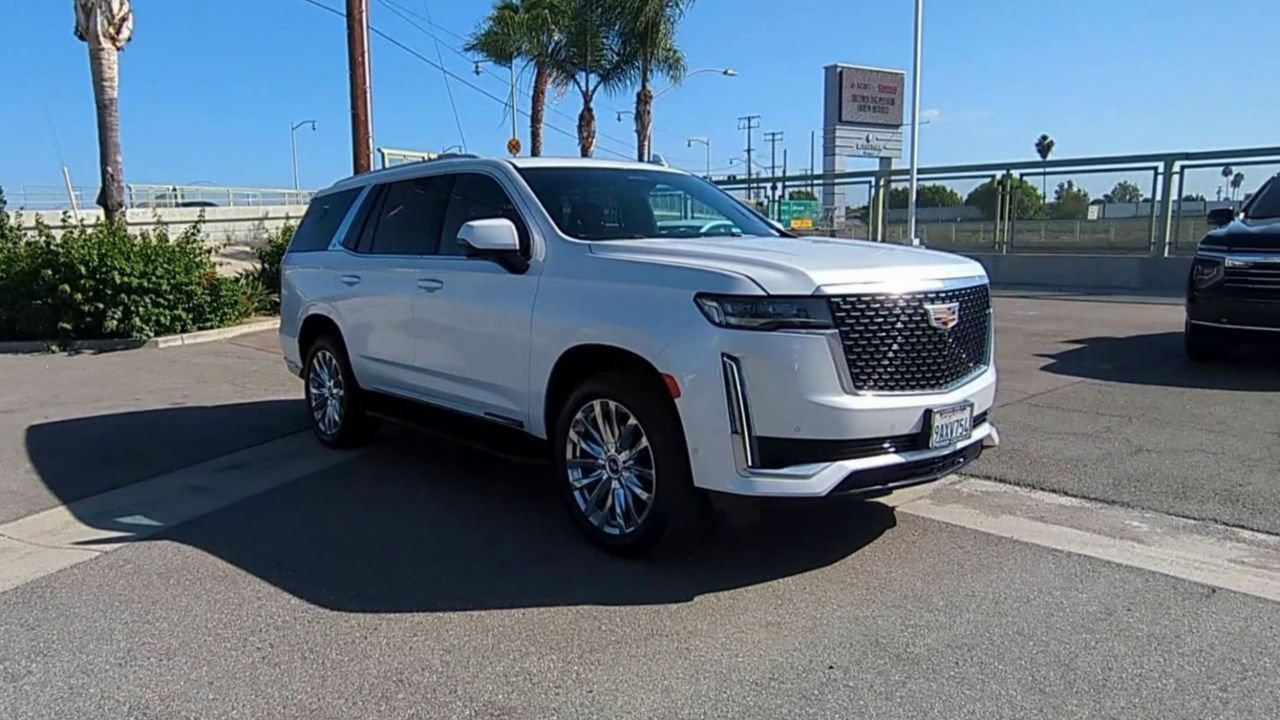 Used 2022 Cadillac Escalade Premium Luxury RWD image 2