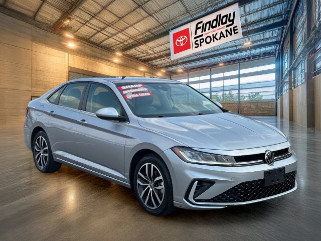 Used 2025 Volkswagen Jetta SE FWD image 2