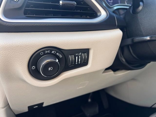 Used 2021 Chrysler Pacifica Touring-L image 12