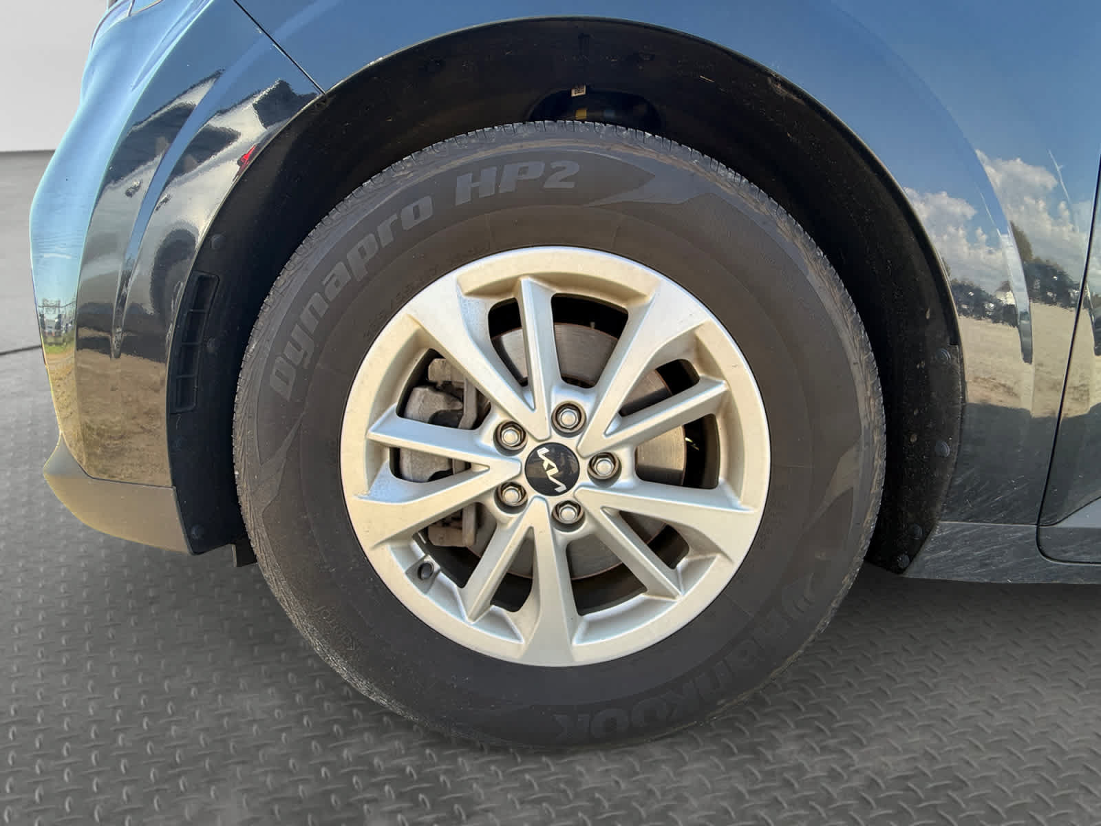 Used 2023 Kia Carnival LX FWD image 9