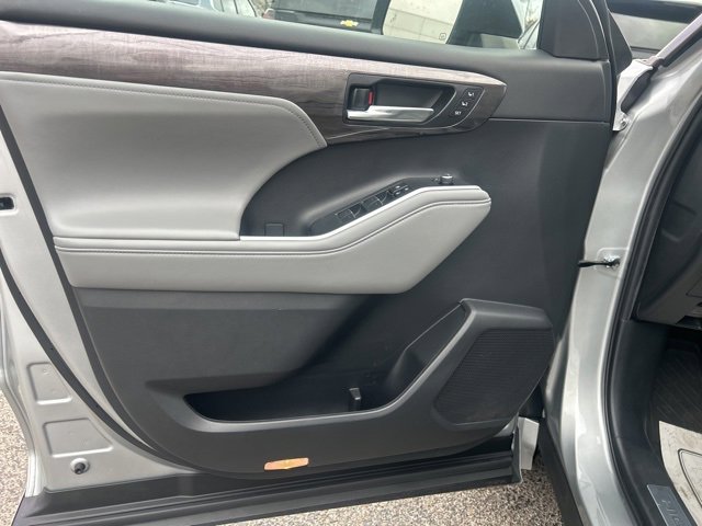 Used 2023 Toyota Highlander Limited image 11