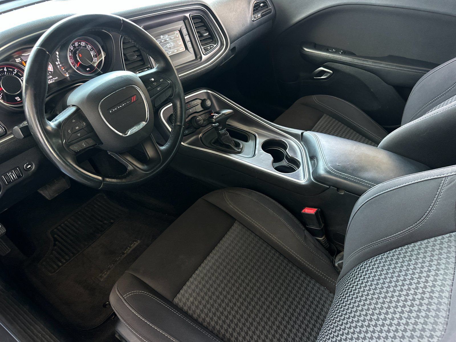 Used 2015 Dodge Challenger SXT RWD image 9