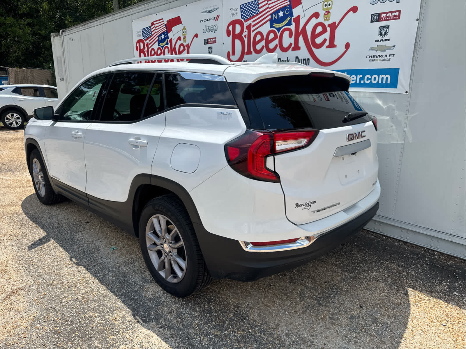 Used 2024 GMC Terrain SLT AWD/4WD image 8
