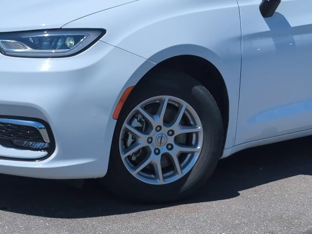 Used 2024 Chrysler Pacifica Touring-L FWD image 2