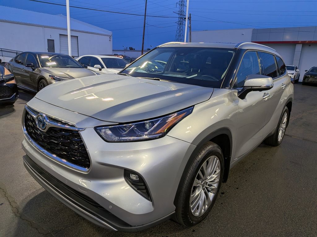 Used 2024 Toyota Highlander Platinum image 3