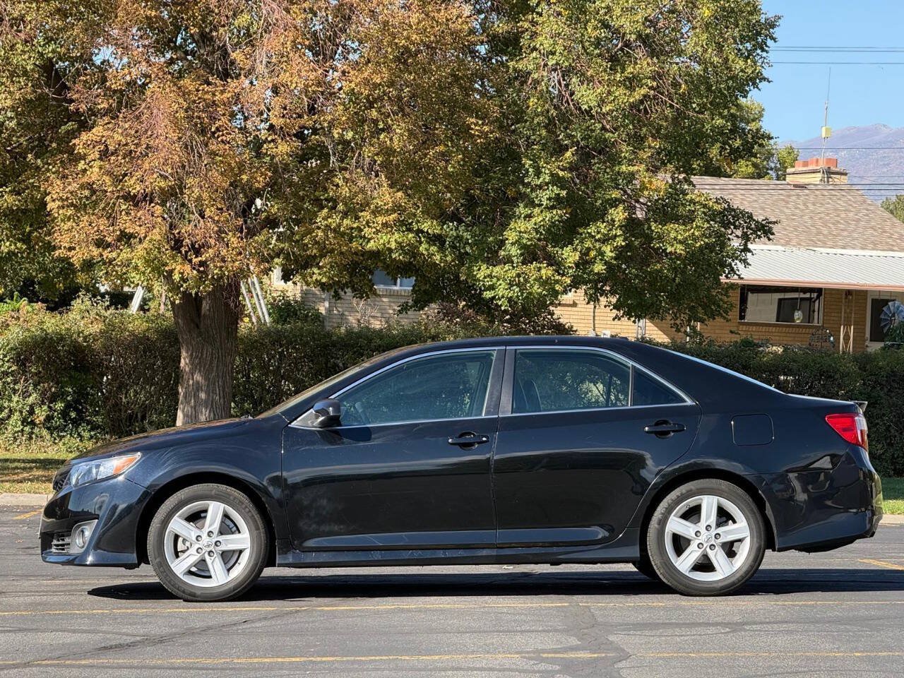 Used 2013 Toyota Camry SE FWD image 2