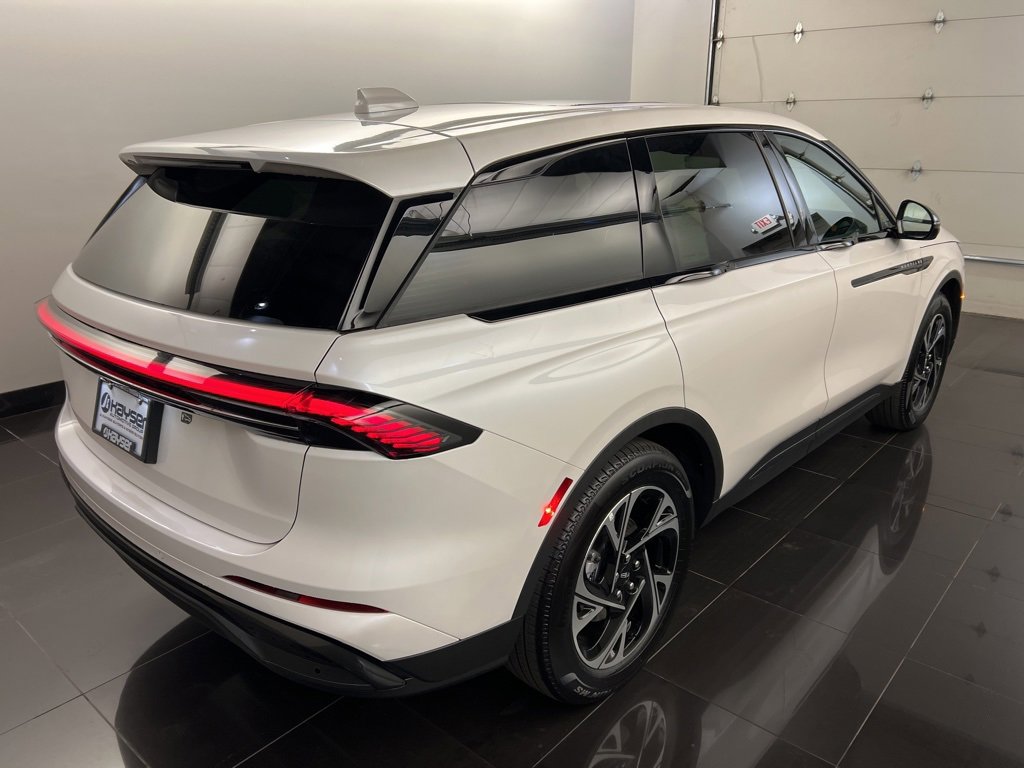 Used 2025 Lincoln Nautilus Premier w/ Equipment Group 102A image 6