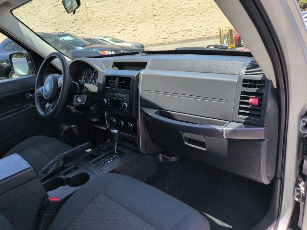 Used 2011 Jeep Liberty Sport image 28